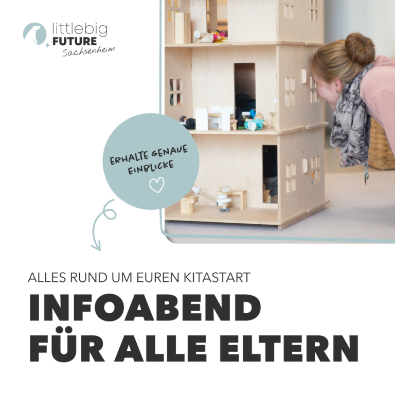 Infoabend für alle Eltern. Eine Frau schaut in ein Spielzeughaus.