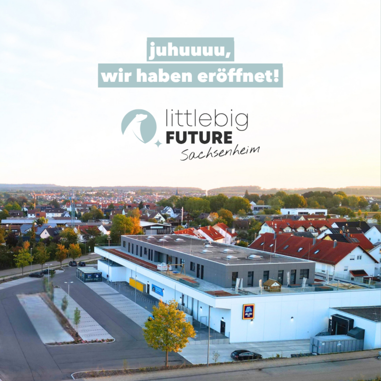 Eine Drohnenaufnahme von unserer neuen Kita in Sachsenheim mit dem Text drüber "juuhuuu, wir haben eröffnet"