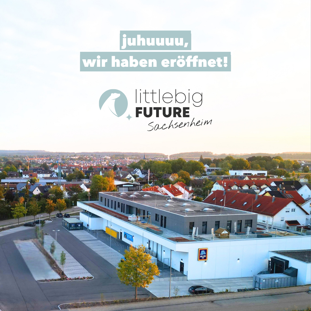 Eine Drohnenaufnahme von unserer neuen Kita in Sachsenheim mit dem Text drüber "juuhuuu, wir haben eröffnet"