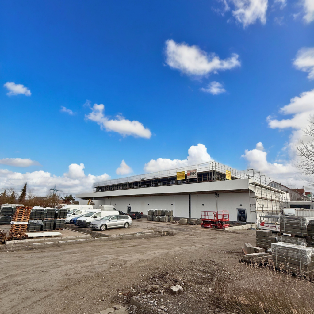 Ein Gebäude, dass sich noch im Rohbau befindet, von außen betrachtet.