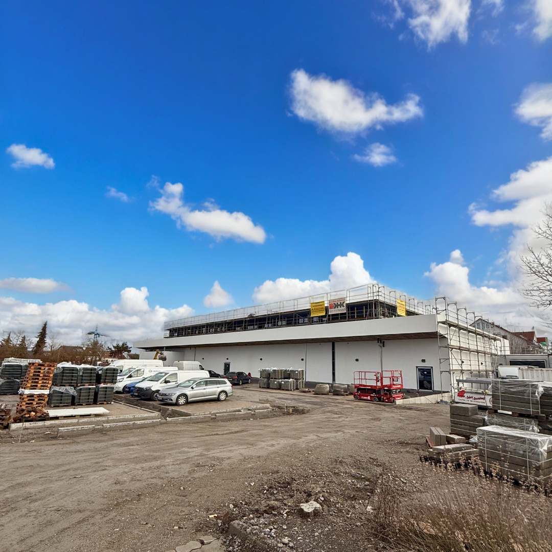 Ein Gebäude, dass sich noch im Rohbau befindet, von außen betrachtet.