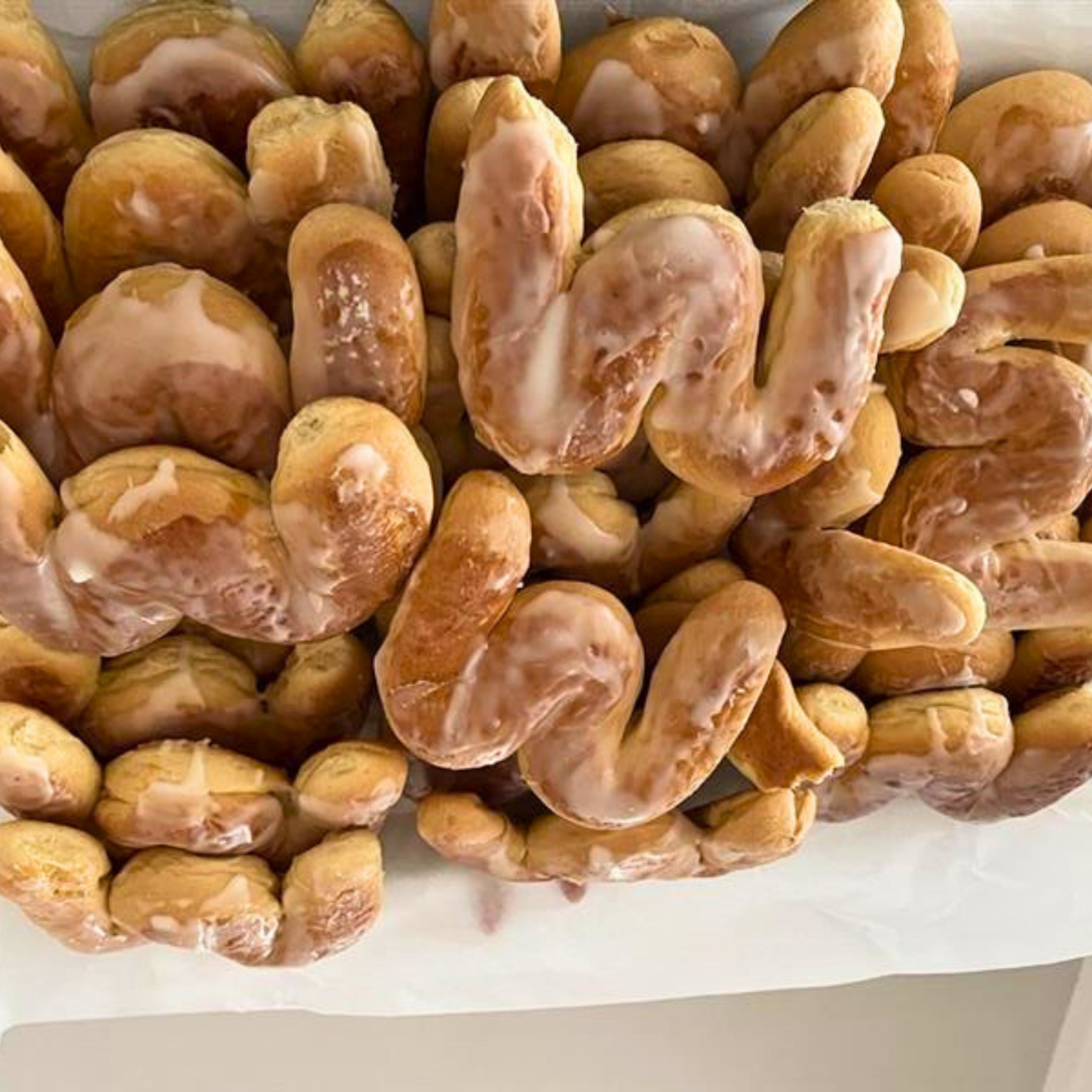 Ein großer Haufen von Horaffen, einem Teegebäck in Form eines W.