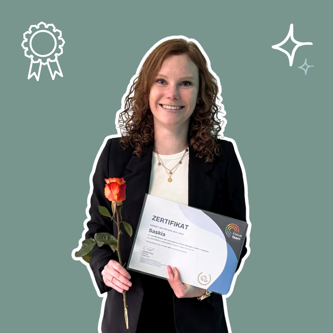 Eine Frau mit einer Urkunde und einer Rose in der Hand.