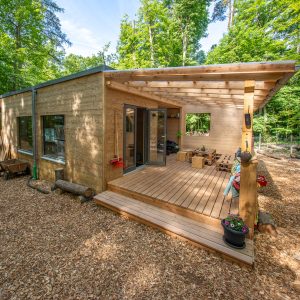Waldmodul bei den Waldkindern in Hirschau inmitten von grünen Bäumen und Hackschnitzeln