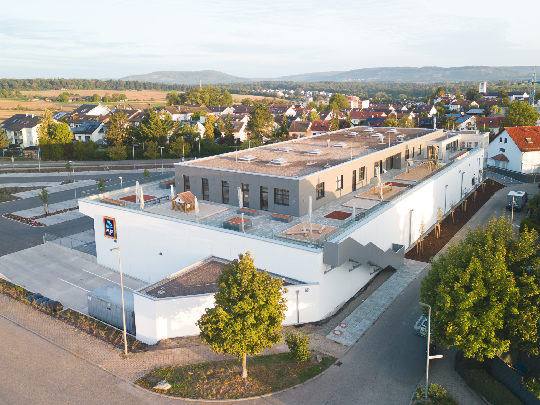 Luftaufnahme der Einrichtung littlebigFuture Sachsenheim am Morgen